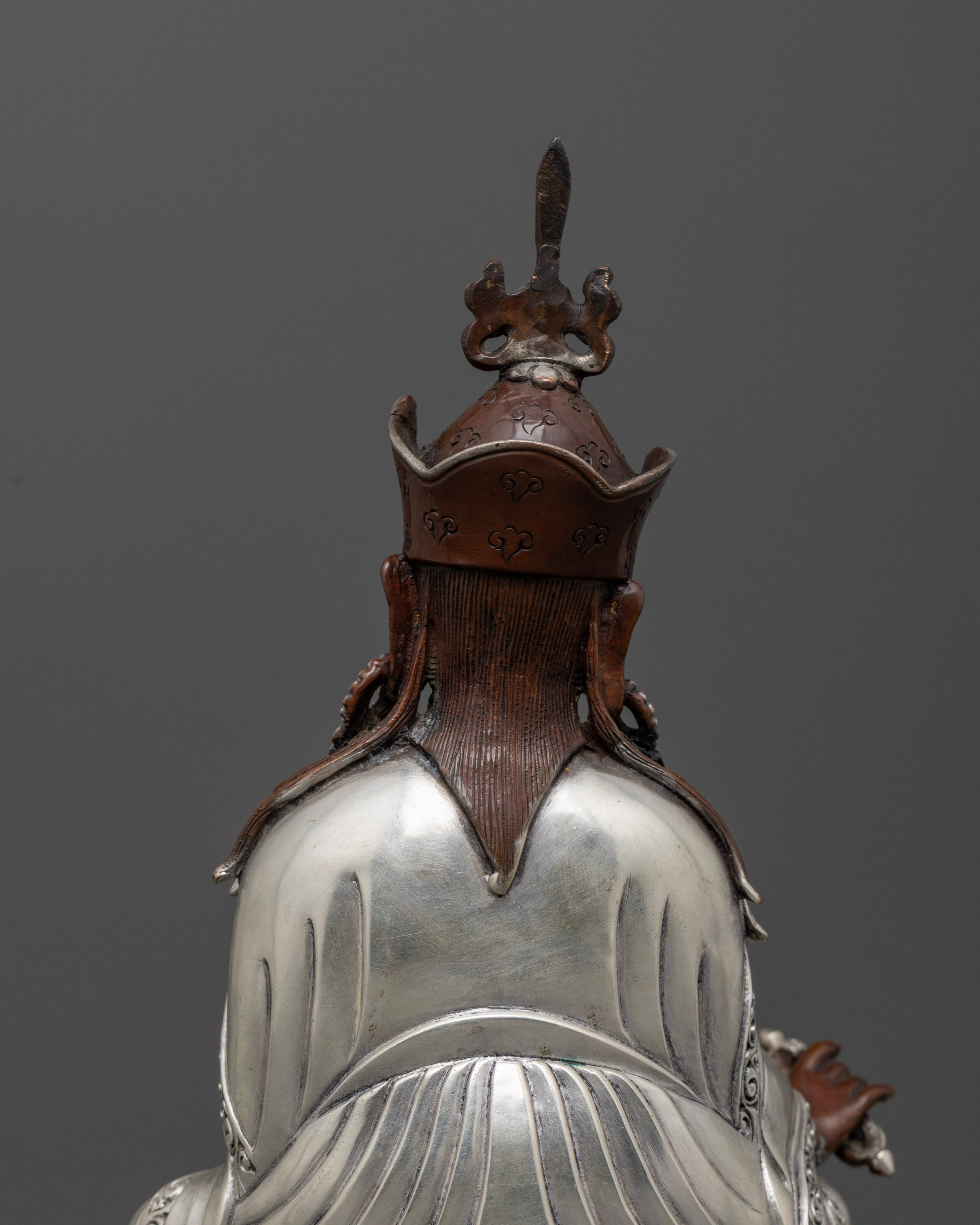 Guru Rinpoche Statue: Perfect for Spiritual Practice