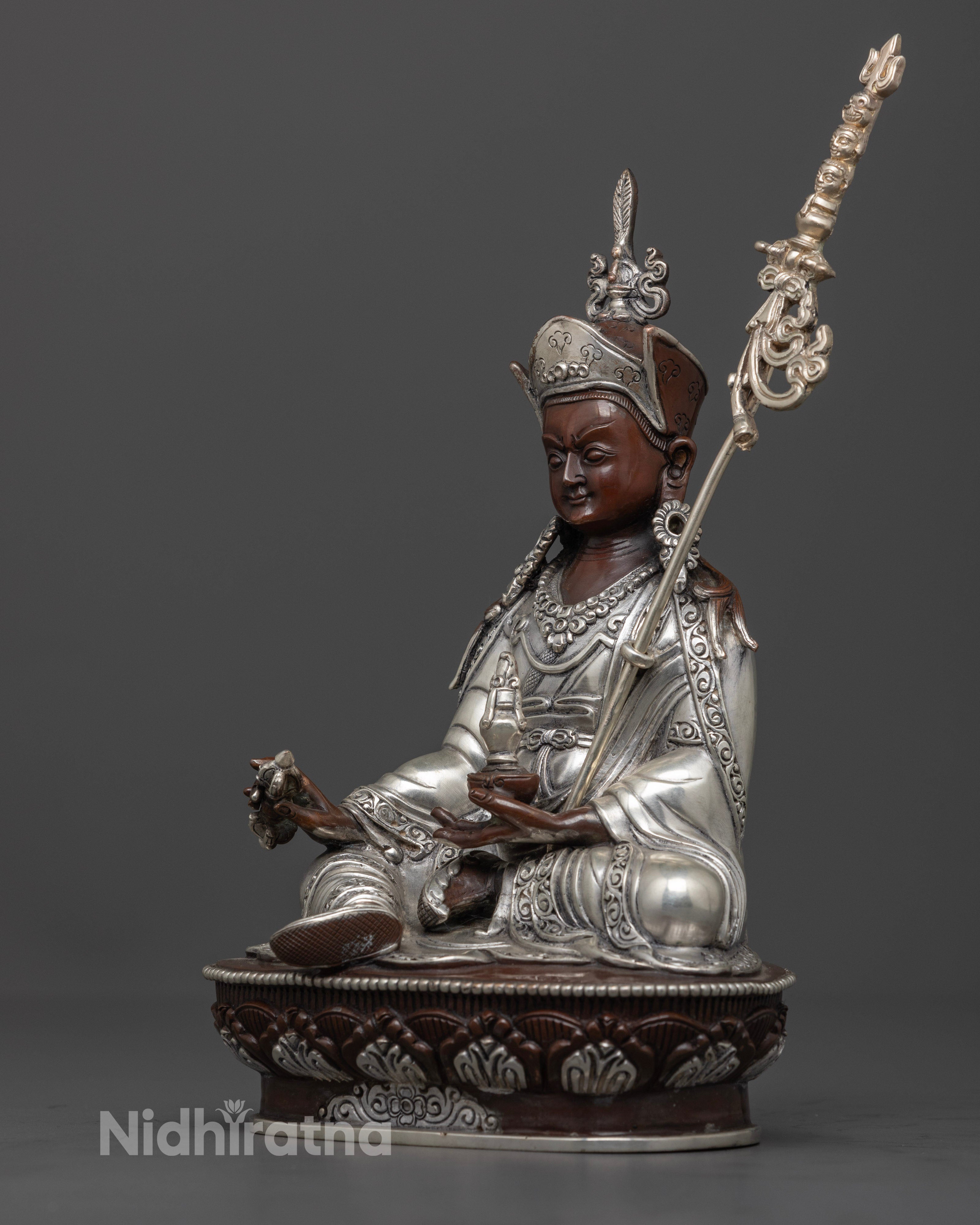 Guru Rinpoche Statue: Perfect for Spiritual Practice