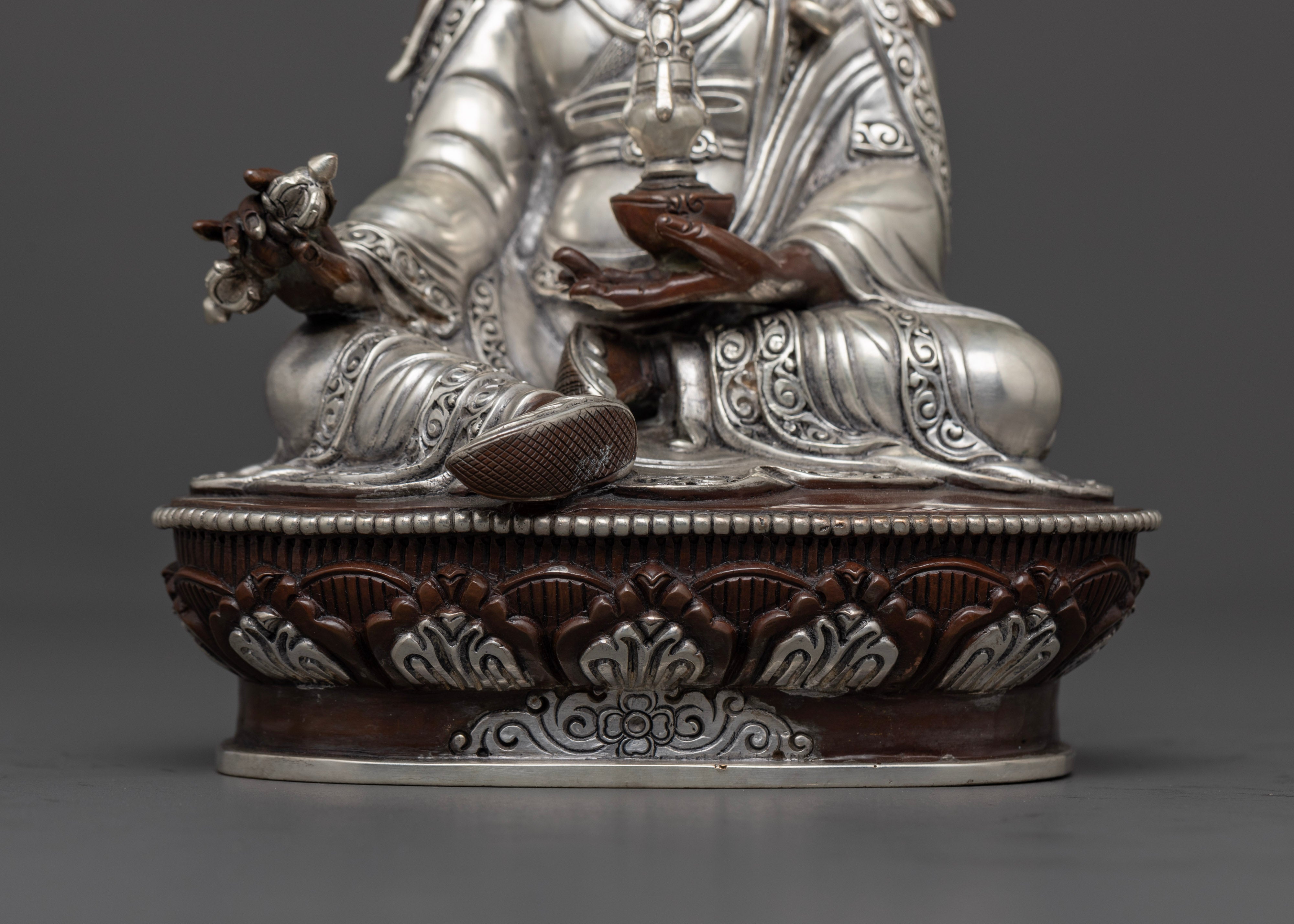 Guru Rinpoche Statue: Perfect for Spiritual Practice