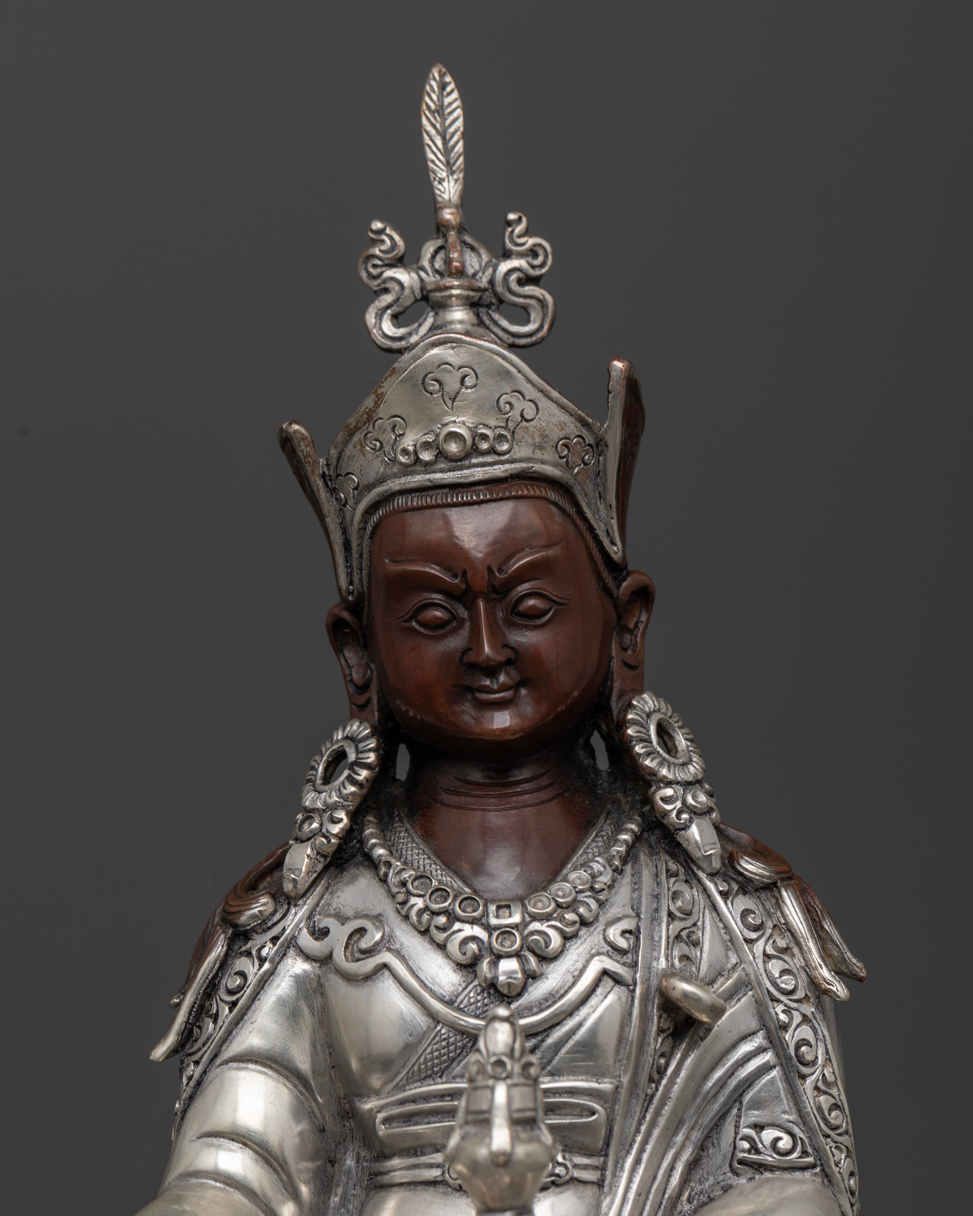 Guru Rinpoche Statue: Perfect for Spiritual Practice
