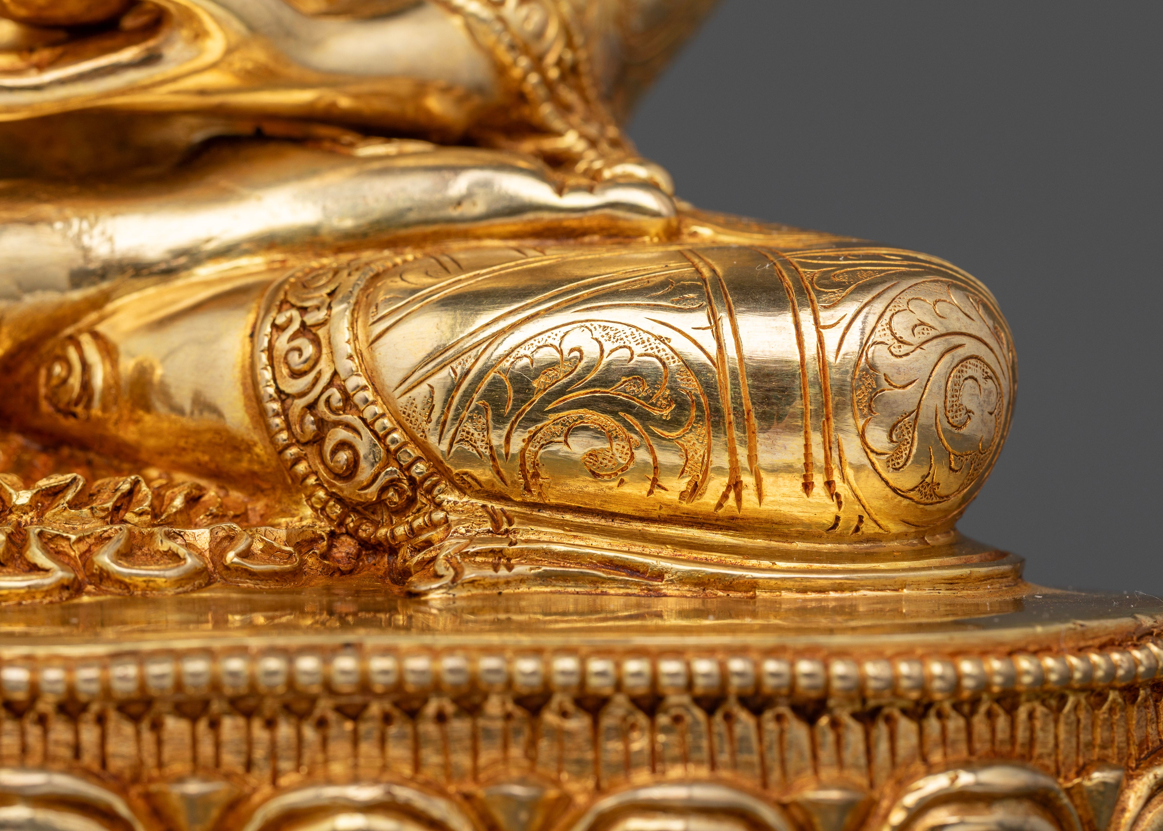 Buddha Shakyamuni Statue: Symbol of Enlightenment and Tranquility