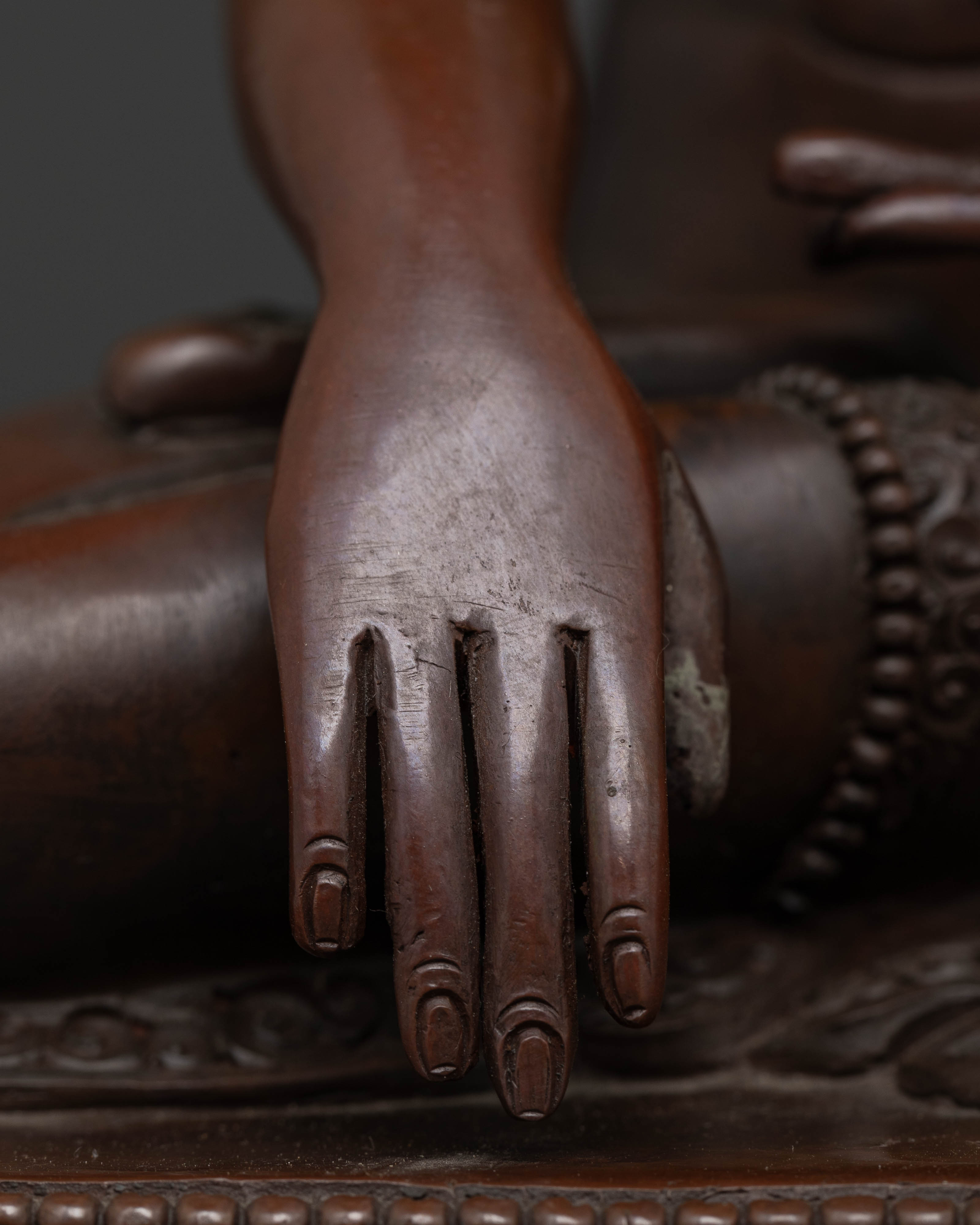 Serene Oxidized Shakyamuni Buddha Statue: Perfect for Meditation