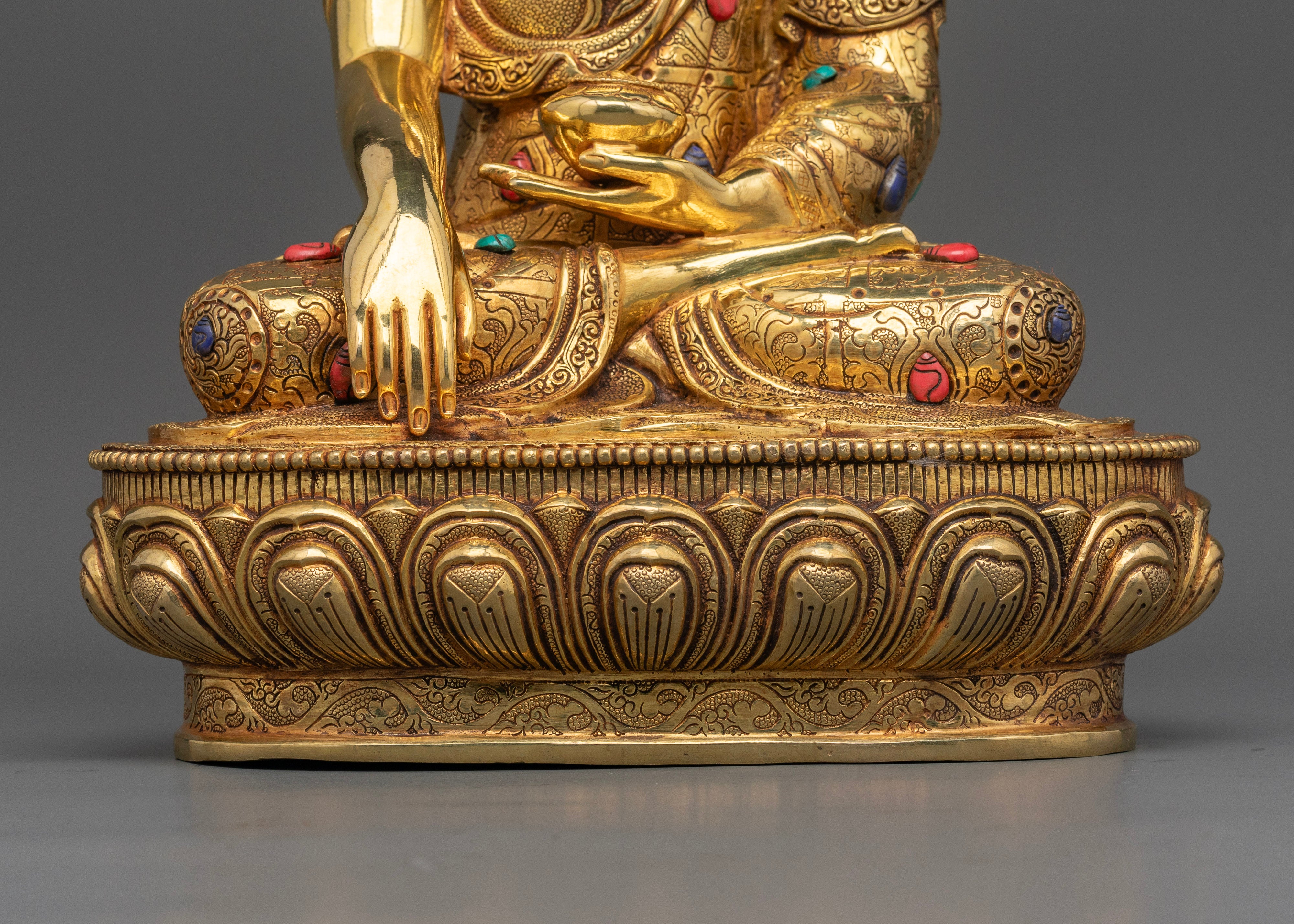 Shakyamuni Buddha: The Calm Heart of Enlightenment