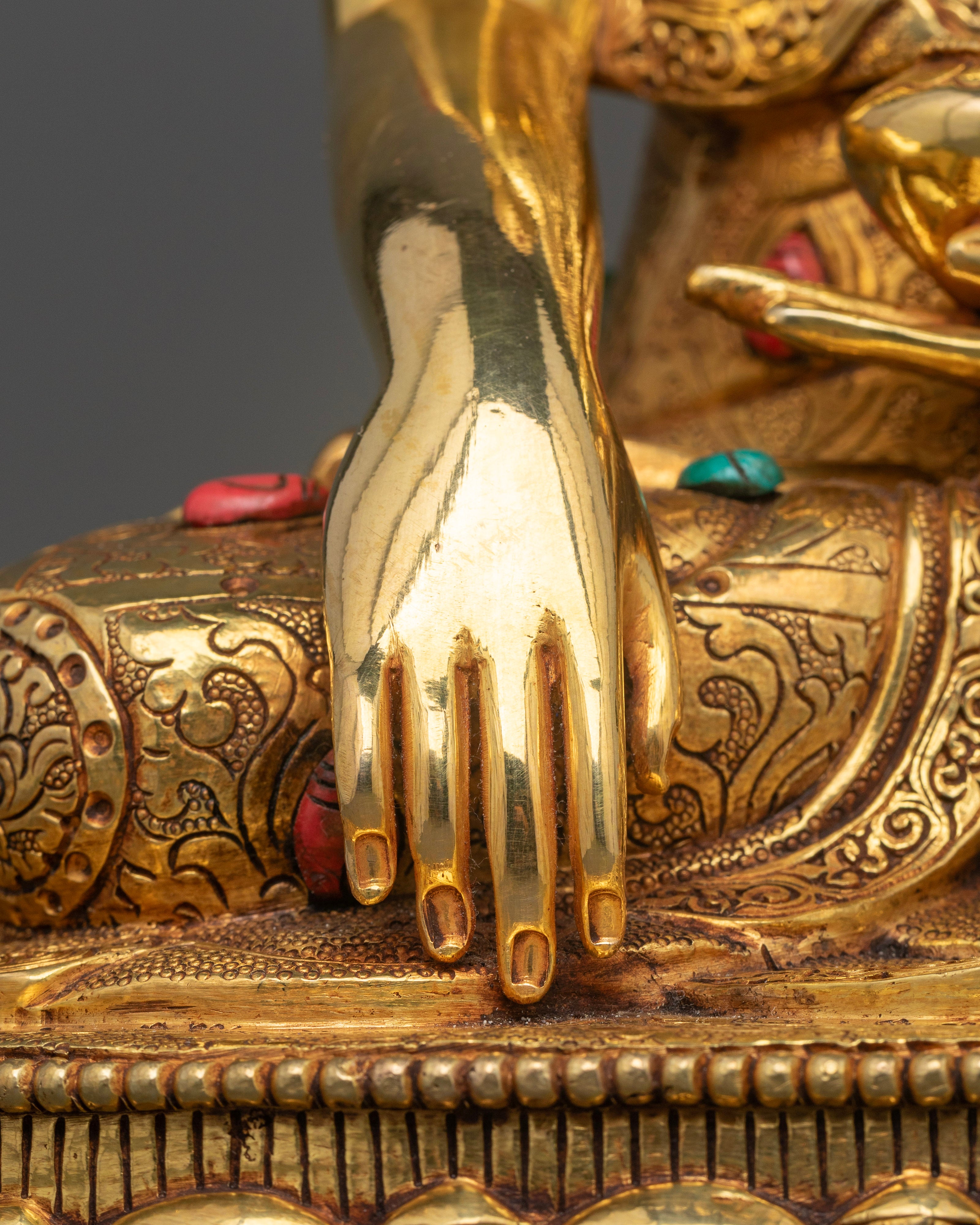 Shakyamuni Buddha: The Calm Heart of Enlightenment