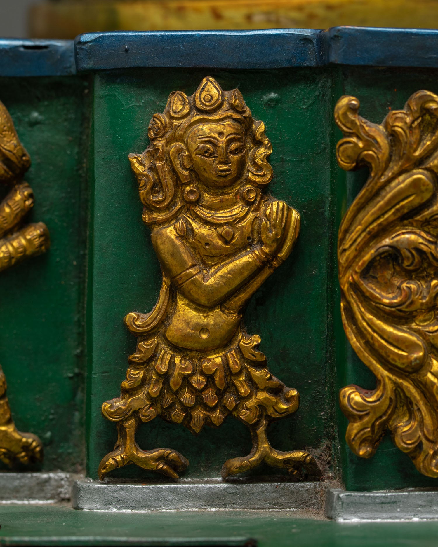 Mitrugpa With Throne Statue – Unshakeable Buddha Akshobhya Sculpture