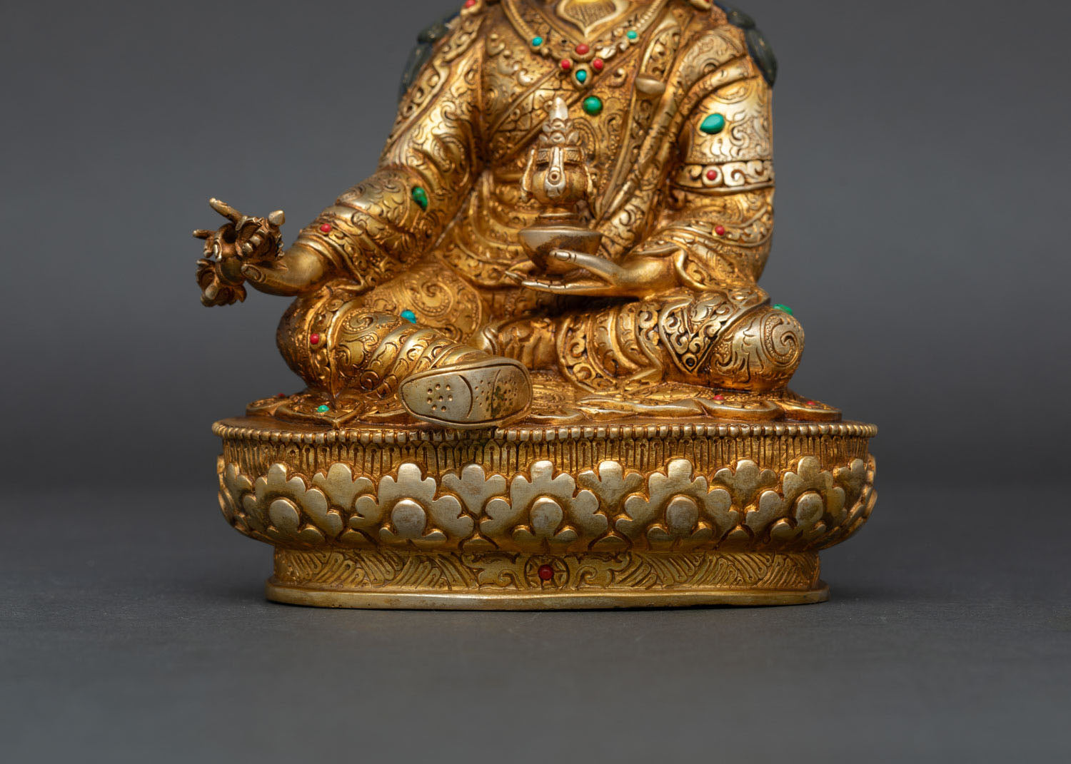 Guru Rinpoche Statue – Enlightened Master of Tibetan Buddhism