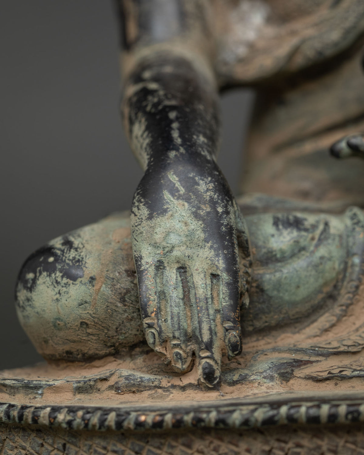 Shakyamuni Buddha Statue – Antique-Finish Oxidized Copper Figurine