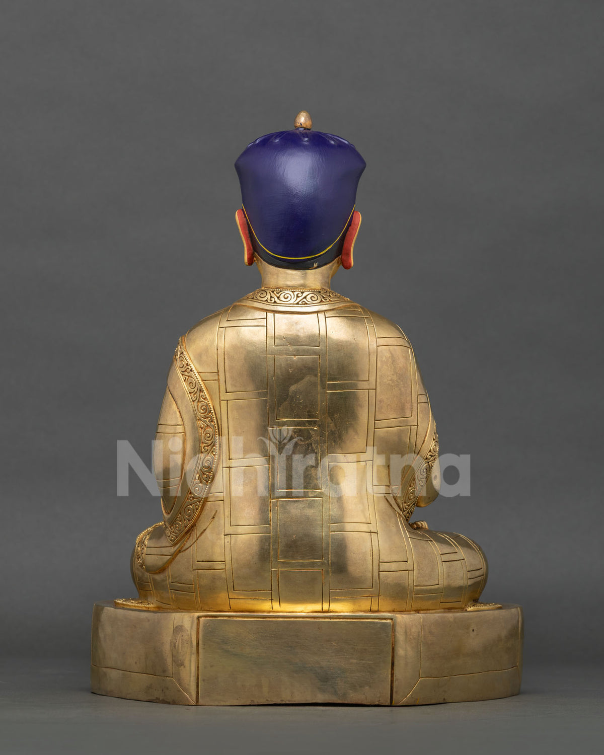 Tsangpa Gyare Statue back view, monastic robe and lotus throne detail