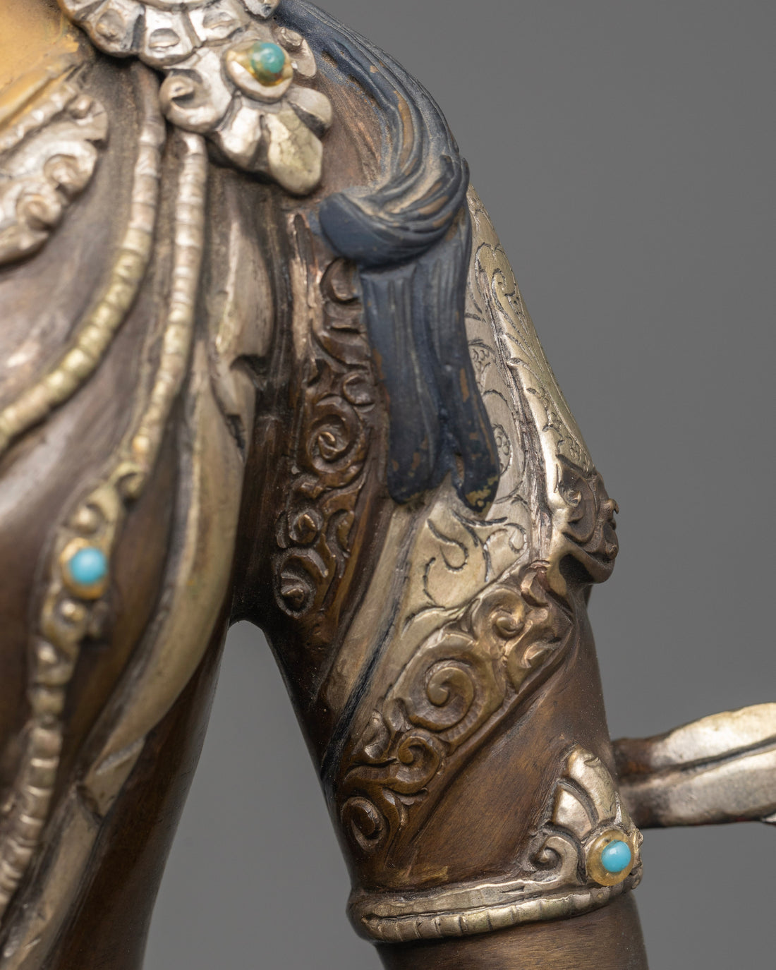 Handcrafted Divinity: The Exquisite Amitayus Statue