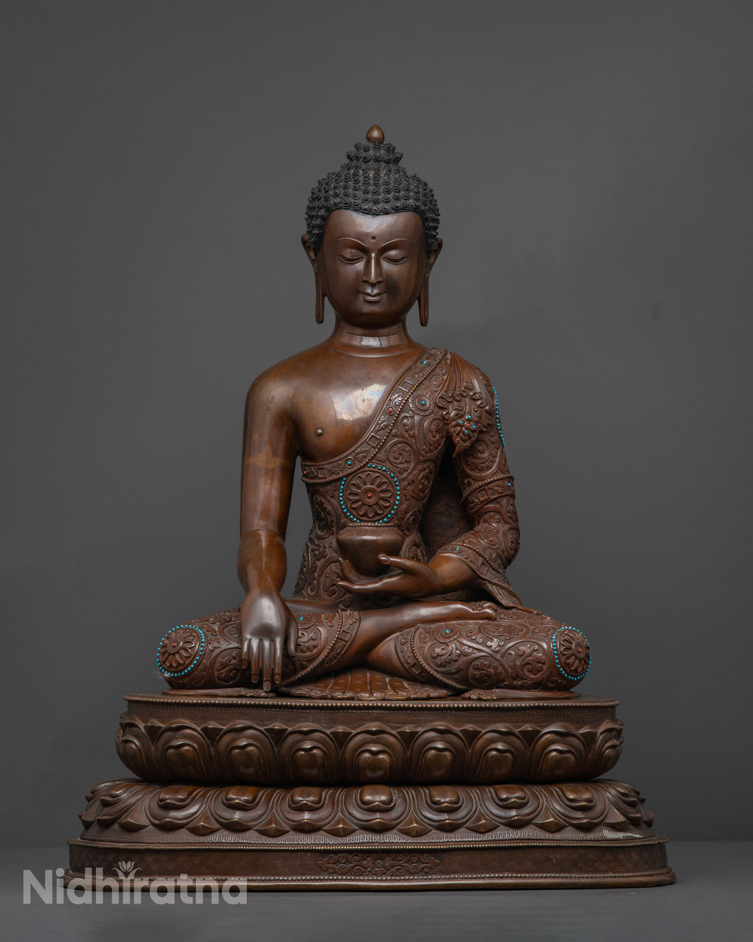 Oxidized Shakyamuni Buddha Sculpture: Timeless Elegance