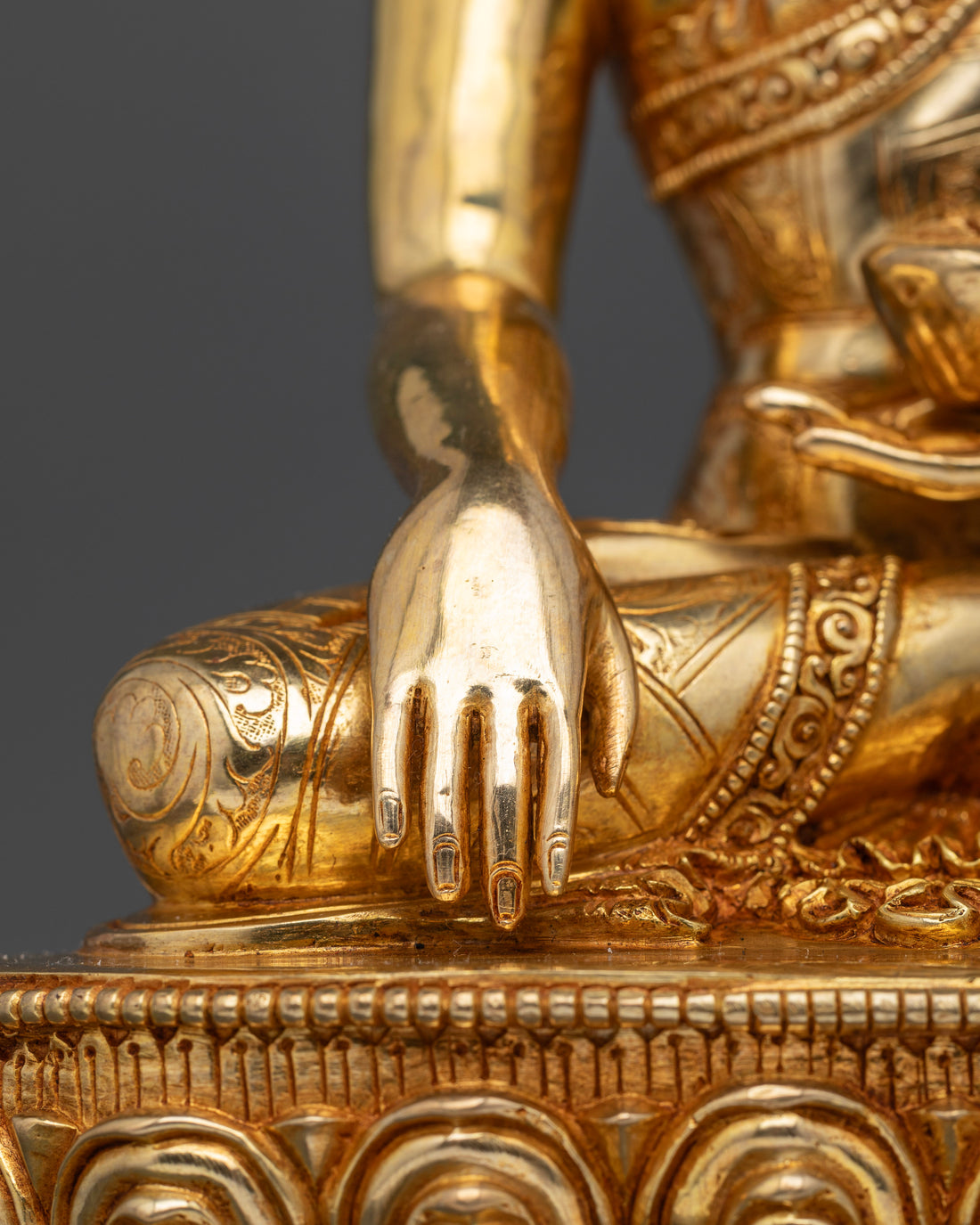 Buddha Shakyamuni Statue: Symbol of Enlightenment and Tranquility