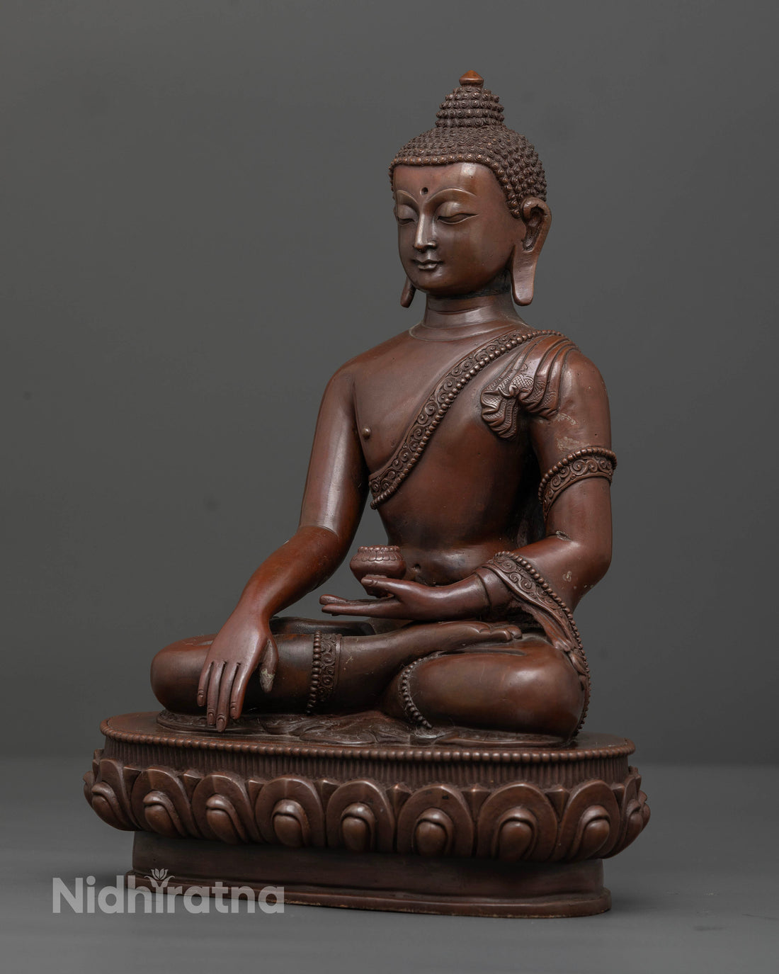 Serene Oxidized Shakyamuni Buddha Statue: Perfect for Meditation