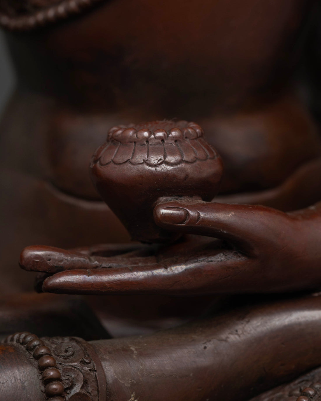 Serene Oxidized Shakyamuni Buddha Statue: Perfect for Meditation