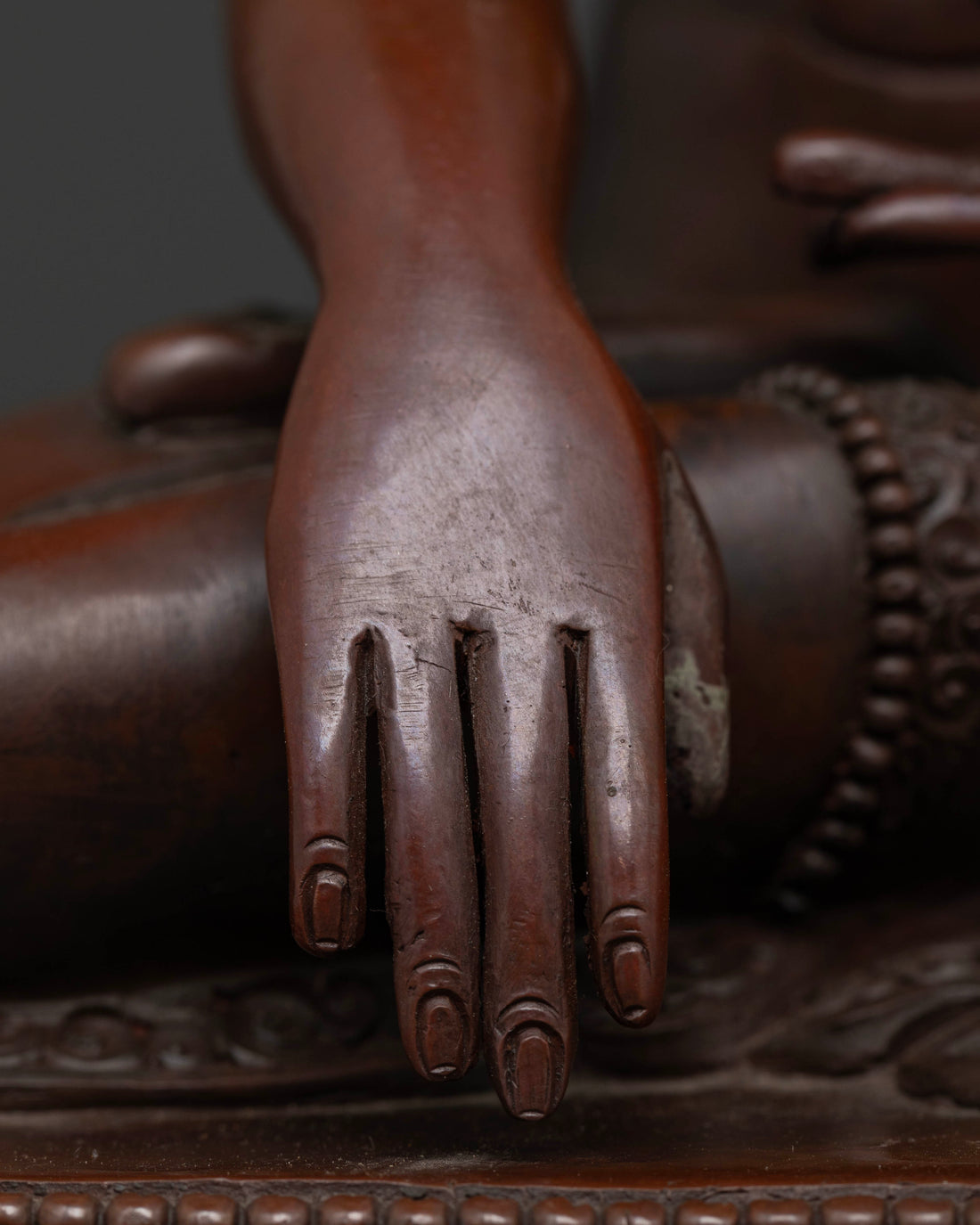 Serene Oxidized Shakyamuni Buddha Statue: Perfect for Meditation