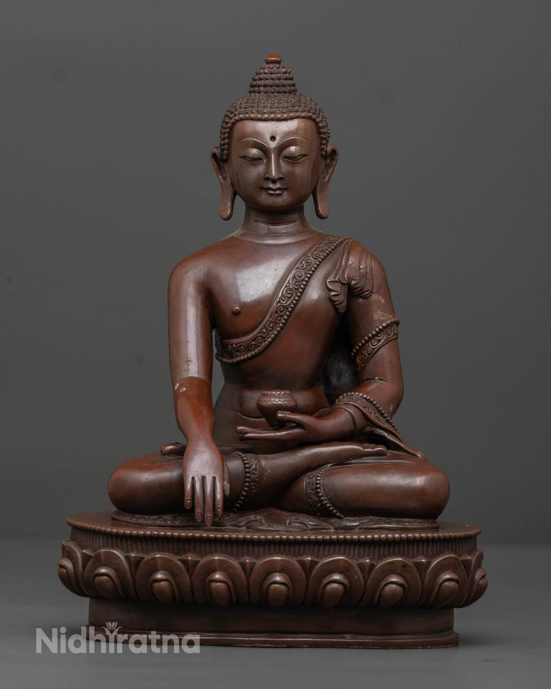 Serene Oxidized Shakyamuni Buddha Statue: Perfect for Meditation