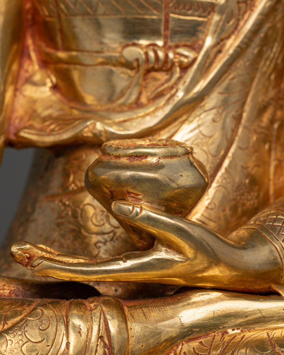 The Buddha's Radiant Presence: An Emblem of Serene Enlightenment