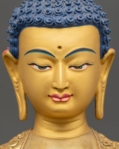 Bhaisajyaguru gold-painted face senere gaze carvings detailed close up

