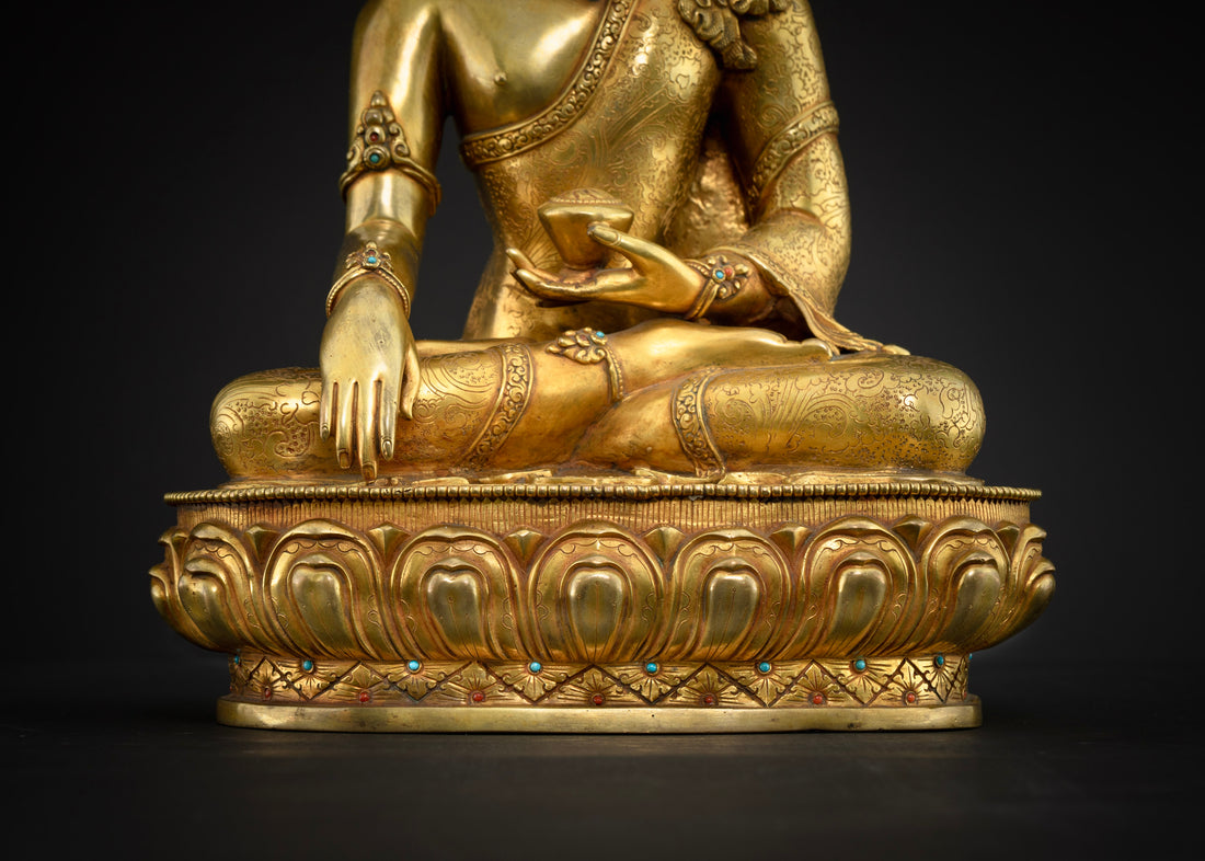 Crowned Buddha Shakyamuni Statue: Emblem of Enlightenment