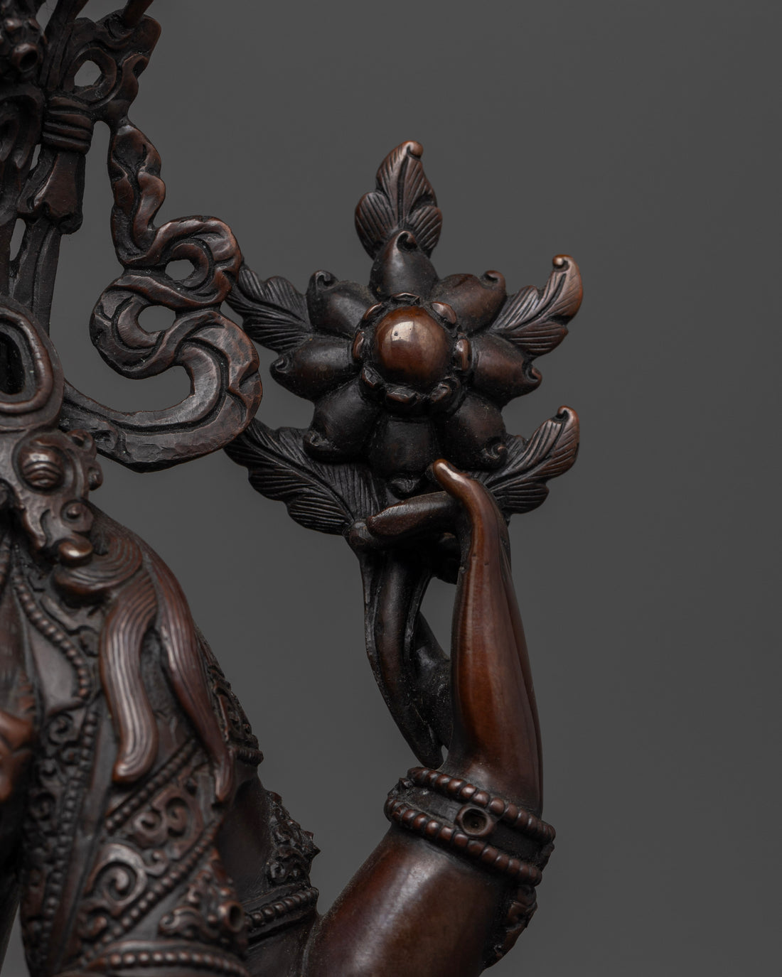 Oxidized Chenrezig Statue: Elegant Compassionate Art