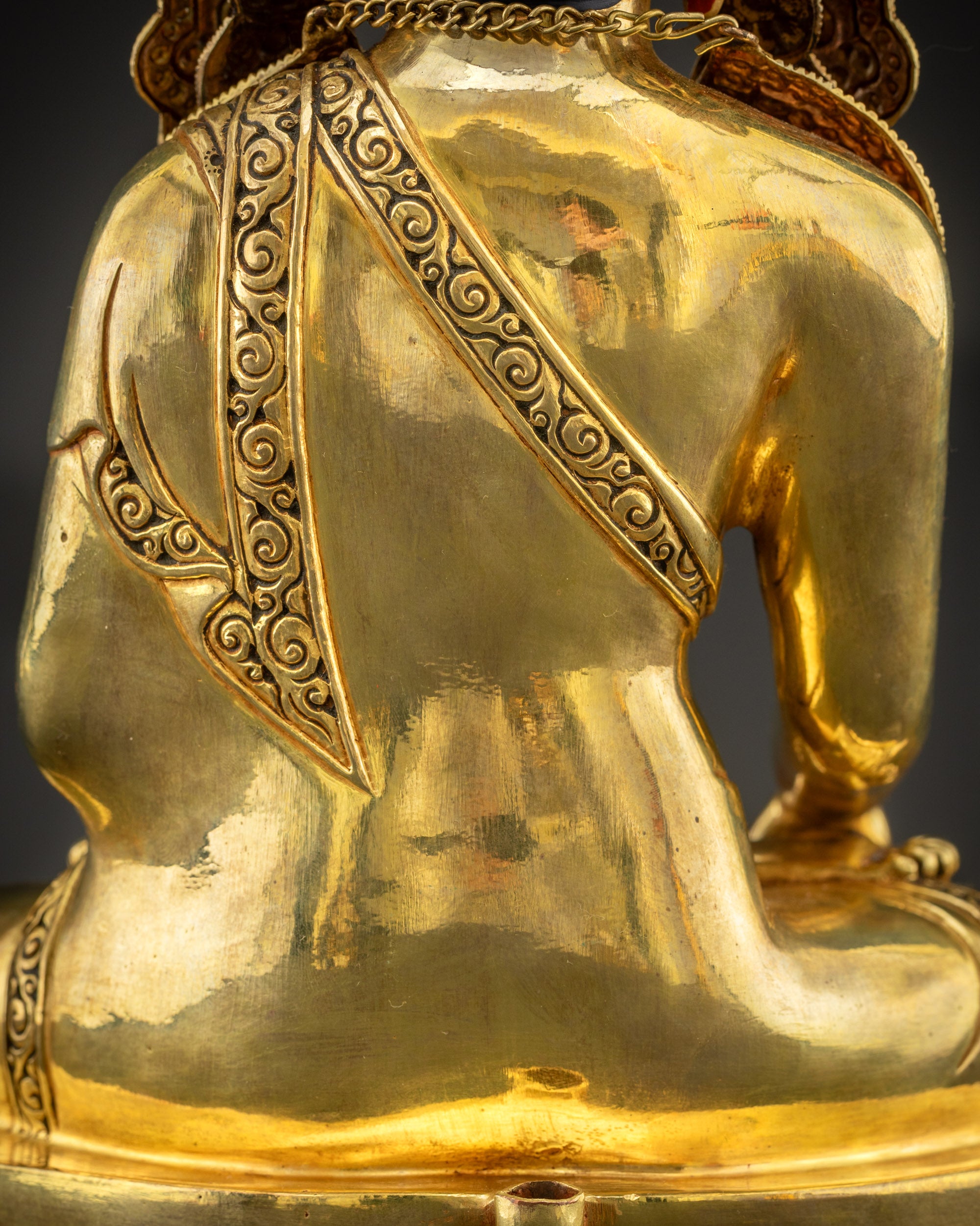 Detailed monks robe back view of sacred Jowo Rinpoche Buddha with floral motif
