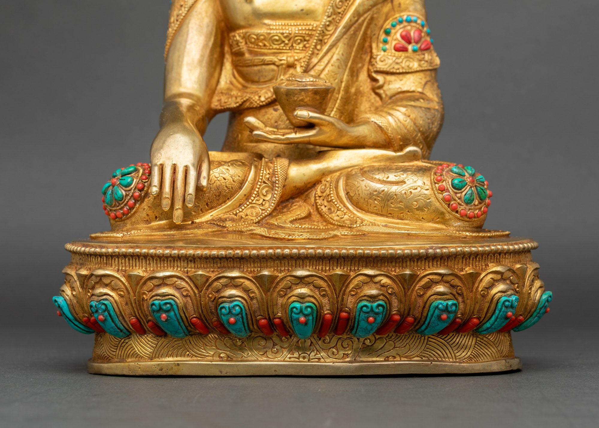 Gold Buddha Shakyamuni Sculpture - A Symbol of Enlightenment