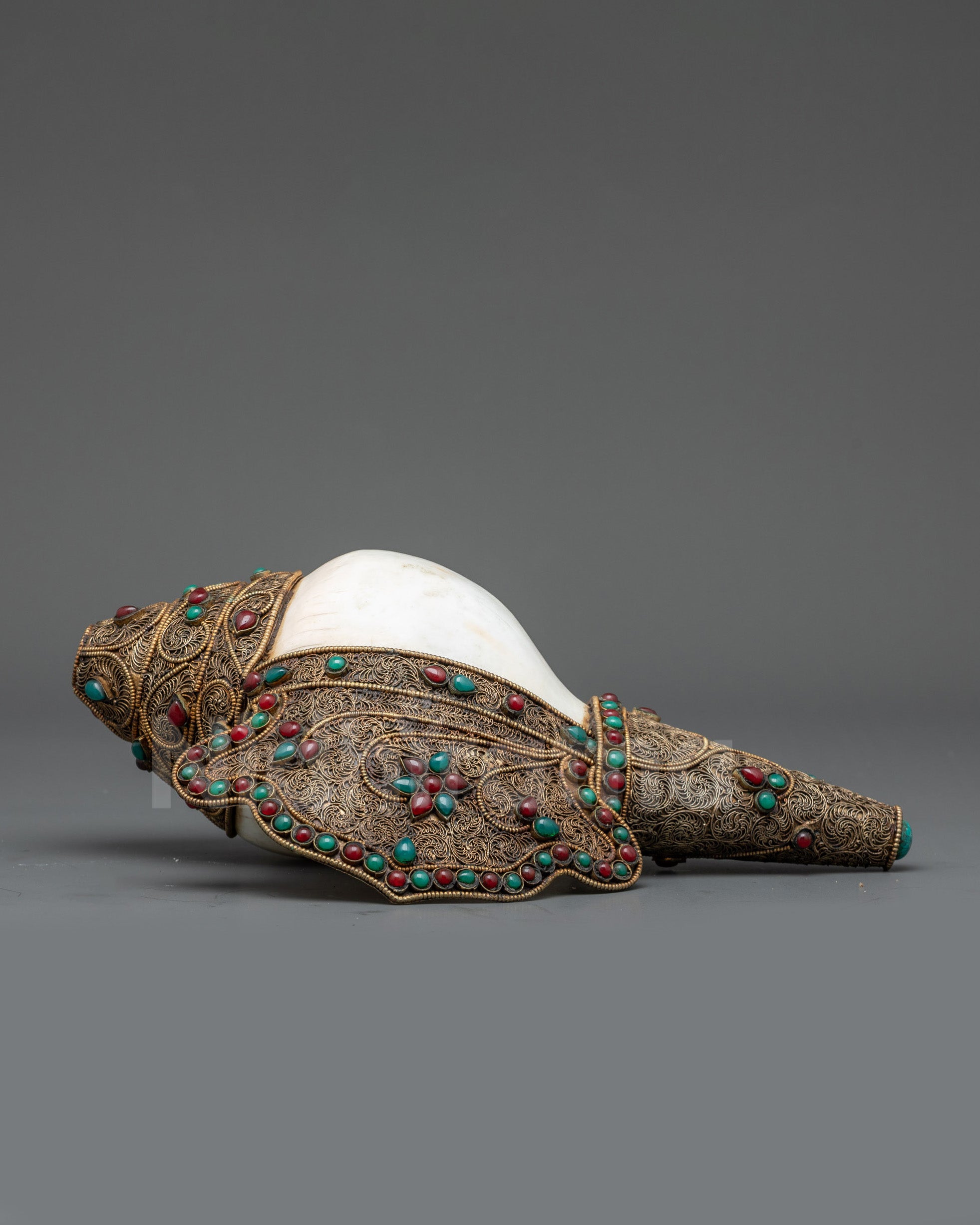Front view Himalayan Conch Shell gold-plated with filigree design and semi-precious stones