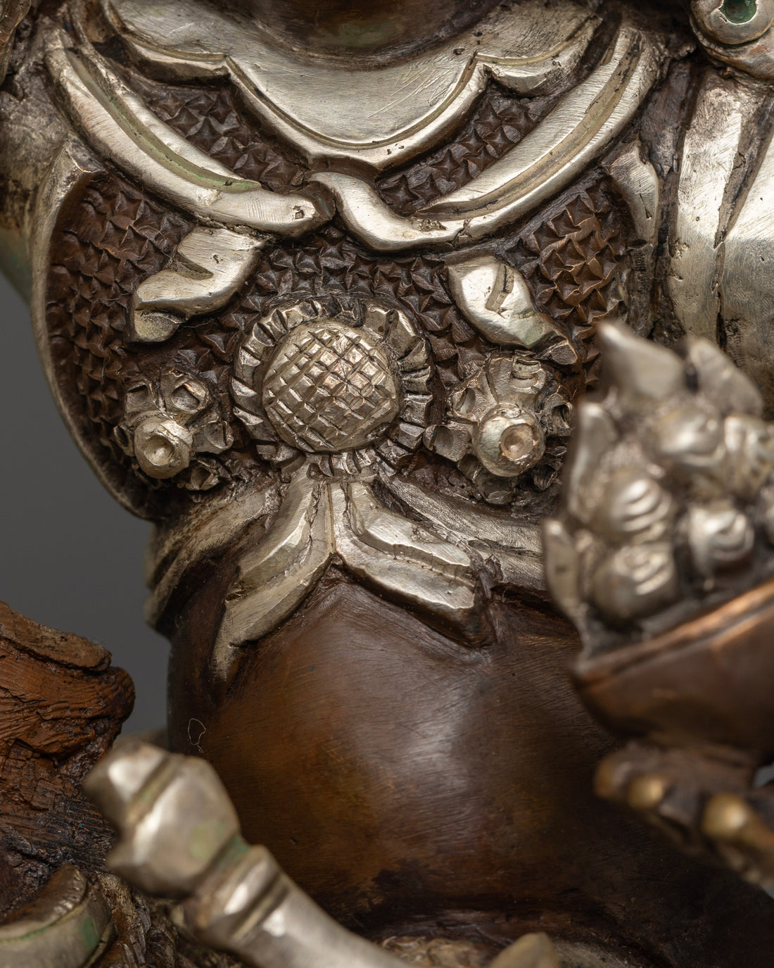 Authentic Oxidized King Gesar Statue – A Symbol of Valor