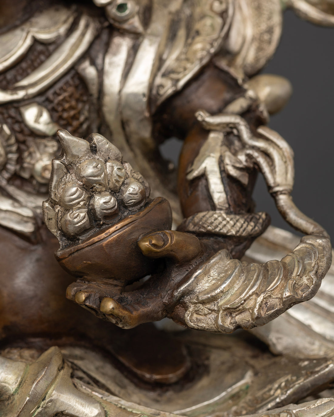 Authentic Oxidized King Gesar Statue – A Symbol of Valor