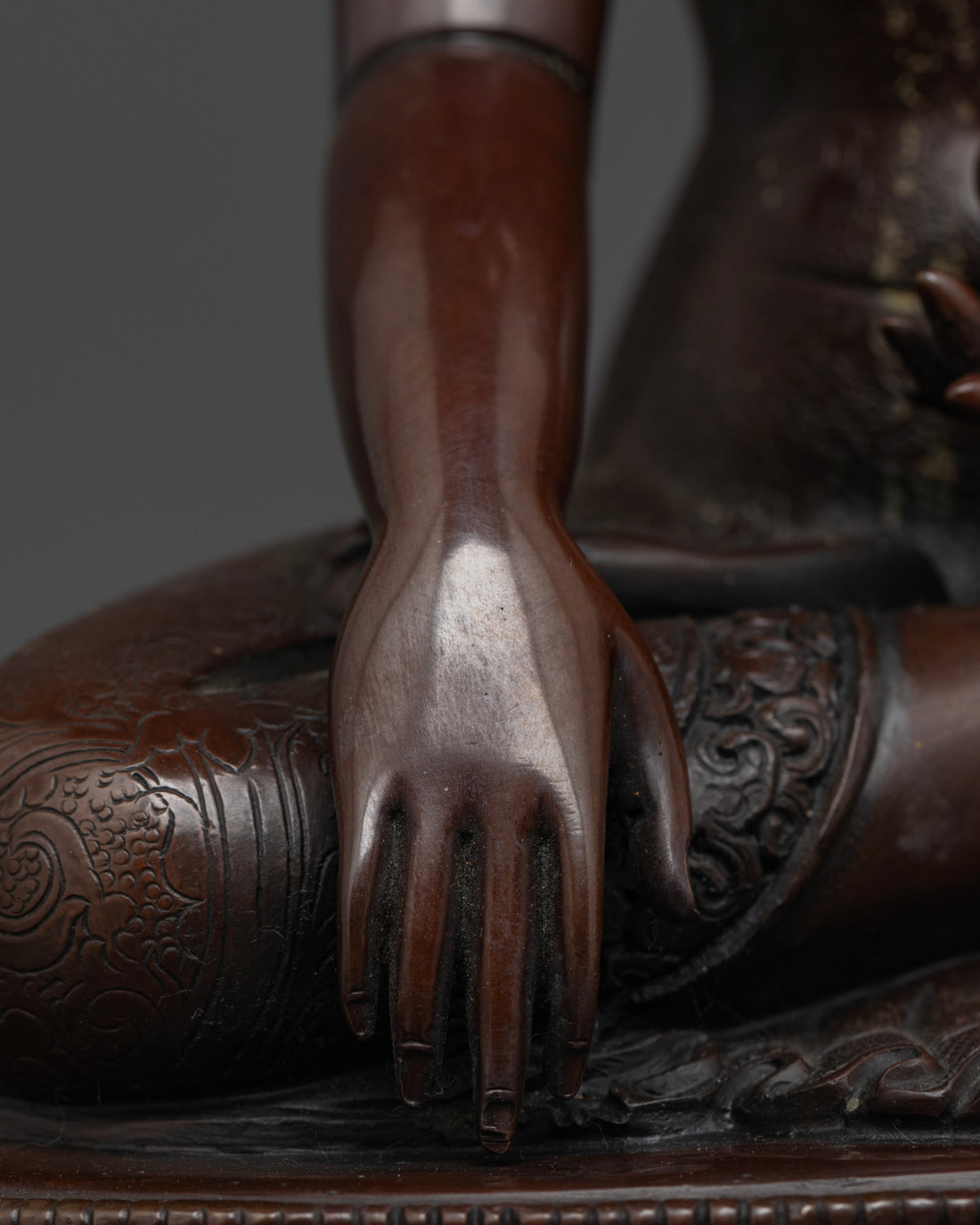 Bhumisparsha Mudra of oxidized buddha statue