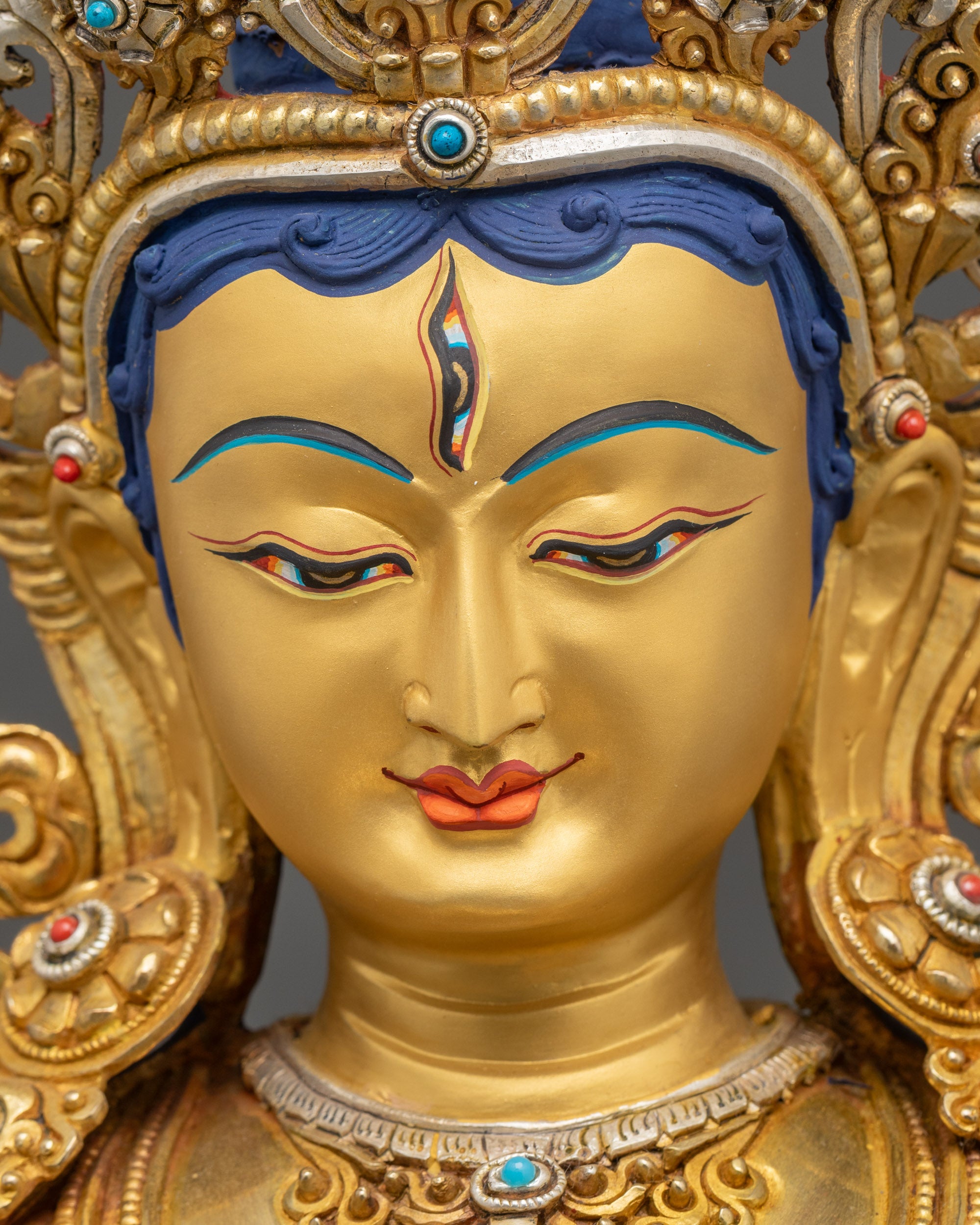 Ushnisha Sitatapatra Dukkar statue face close up third eye gold-gilded
