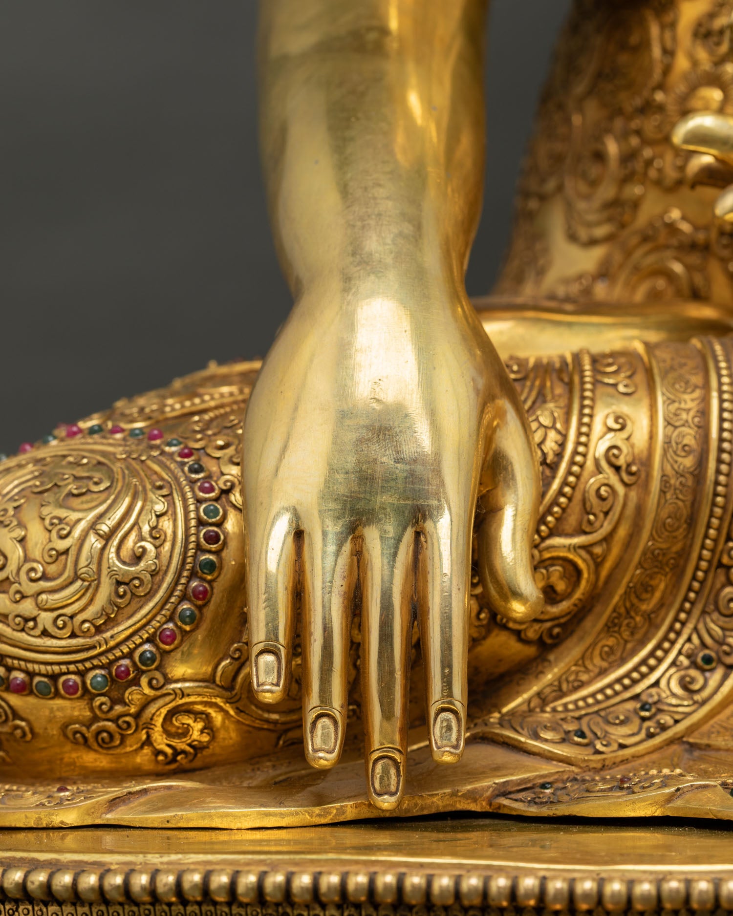  Bhumisparsa Mudra Hand Detail – Shakyamuni Buddha's Earth-Touching Gesture in Gold-Gilded Copper