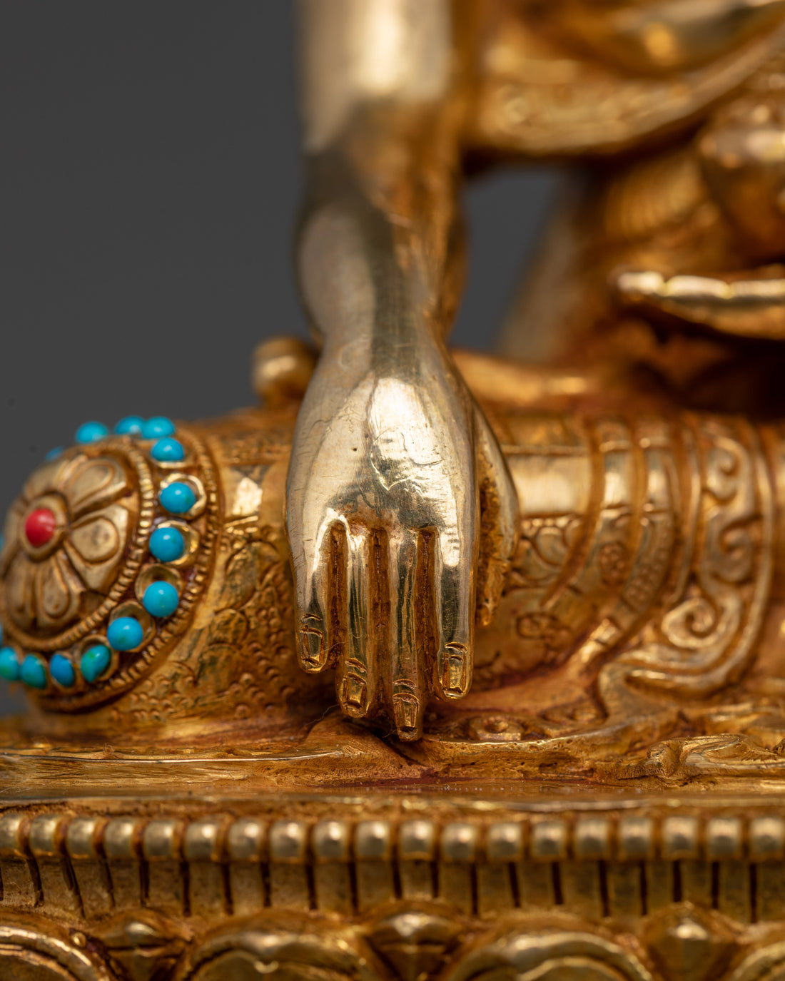 Transcendence in Gold : The Buddha Sculpture Crafted in 24K Splendor