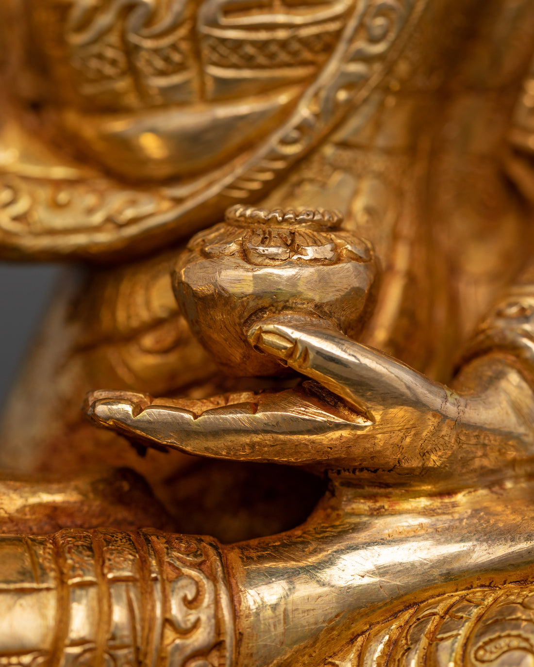 Transcendence in Gold : The Buddha Sculpture Crafted in 24K Splendor